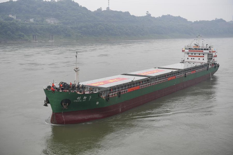 Meli ya kwanza ya kiwango cha tani 10,000 iliyofikia eneo la mtiririko wa juu la Mto Changjiang yawasili Bandari ya Jiangjin Luohuang, China