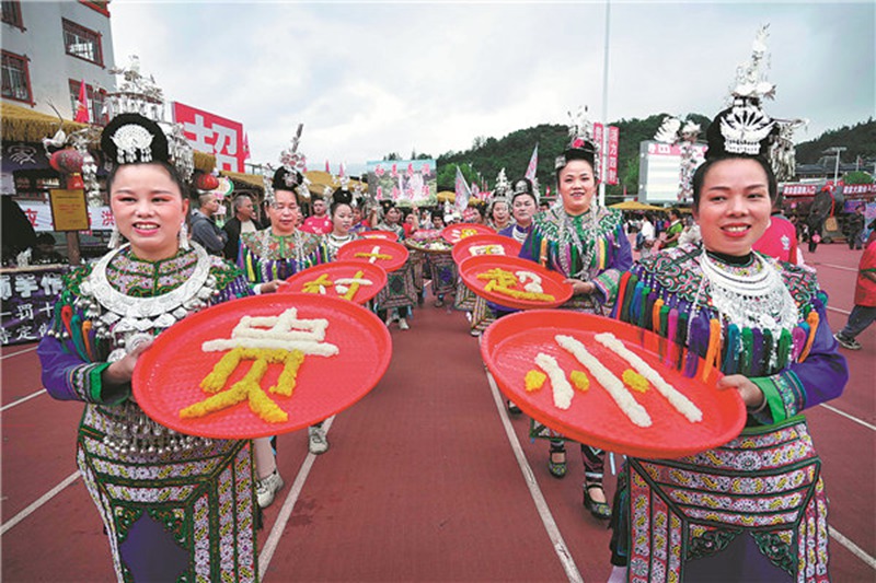 Washangiliaji wakileta vitafunio kwenye uwanja wa soka wakati wa Ligi Kuu ya Viijiji huko Rongjiang, Mkoa wa Guizhou, China mapema mwezi huu. (Picha na Wang Bingzhen/Xinhua)