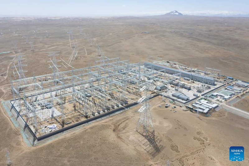 Picha iliyopigwa Mei 7, 2024 ikionesha mradi wa kupitisha na kupoza umeme wa 750-kV katika Wilaya ya Gonghe, Tarafa inayojiendesha ya kabila la Watibet ya Hainan, Mkoa wa Qinghai wa China. (Picha na Dong Qingfang/Xinhua)