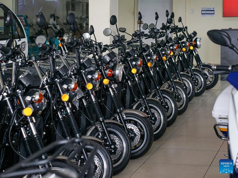 Picha iliyopigwa Mei 2, 2024 inaonesha boda-boda zinazotumia umeme zikioneshwa kwenye Kampuni ya Teknolojia ya Nishati Mpya ya Hanlin Africa huko Nairobi, Kenya. (Xinhua/Li Yahui)