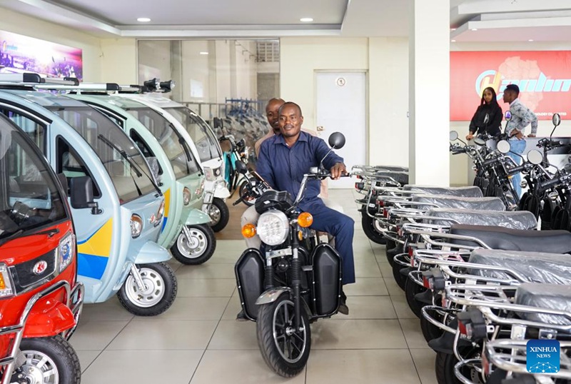 Wateja wakijaribu boda-boda inayotumia umeme kwenye kampuni ya Hanlin Africa huko Nairobi, Kenya, Mei 2, 2024. (Xinhua/Li Yahui)