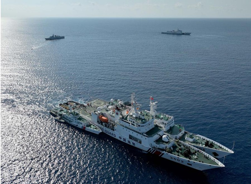 Picha hii iliyopigwa Mei 13, 2024 ikionyesha meli ya "China Coast Guard (CCG) 3502"  ikitoa ugavi wa mahitaji na vifaa kwenye meli nyingine katika Bahari ya China ya Kusini. (Xinhua/Wang Yuguo)