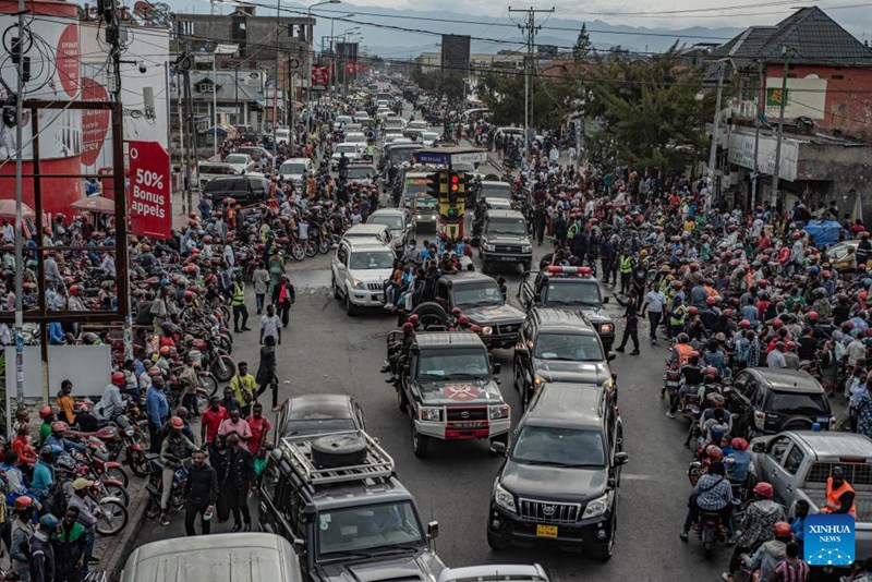 Msafara wa magari ukiwa njiani kuelekea kwenye mazishi huko Goma, Jimbo la Kivu Kaskazini, Mashariki mwa Jamhuri ya Kidemokrasia ya Kongo (DRC), Mei 15, 2024. (Picha na Zanem Nety Zaidi/Xinhua)