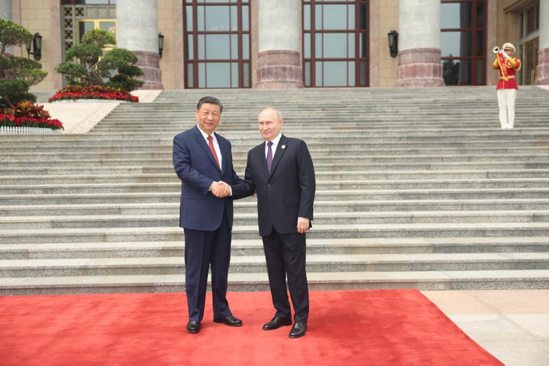 Rais Xi Jinping wa China akipeana mkono na Rais wa Russia Vladimir Putin kwenye uwanja ulio nje ya lango la mashariki la Jumba la Mikutano ya Umma  la Beijing, China, Mei 16, 2024. (Xinhua/Ju Peng)