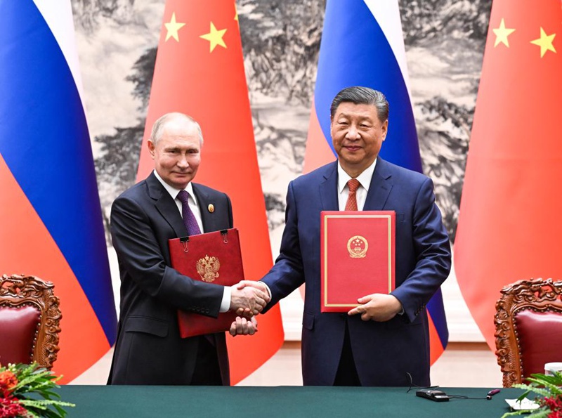 Rais Xi Jinping wa China na Rais Vladmir Putin wa Russia wakitia saini na kutoa taarifa ya pamoja kuhusu kuzidisha uhusiano wa wenzi wa ushirikiano wa kimkakati wa pande zote kati ya China na Russia  katika zama mpya kwenye hafla ya maadhimisho ya miaka 75 tangu kuanzishwa kwa uhusiano wa kidiplomasia kati ya nchi hizo mbili baada ya mazungumzo yao mjini Beijing, China, Mei 16, 2024. (Xinhua/Rao Aimin)