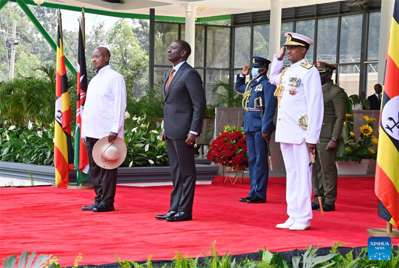 Rais William Ruto wa Kenya (katikati) akimkaribisha mwenzake wa Uganda Yoweri Museveni (kushoto) katika Ikulu mjini Nairobi, Kenya, Mei 16, 2024. (Picha na Fred Mutune/Xinhua)