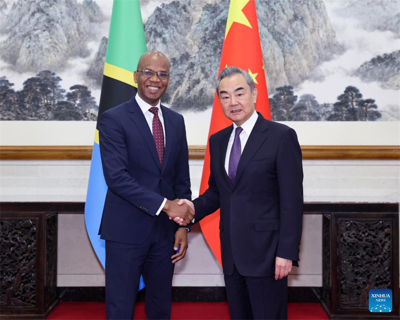 Waziri wa Mambo ya Nje wa China Wang Yi, akifanya mazungumzo na January Yusuf Makamba, Waziri wa Mambo ya Nje na Ushirikiano wa Afrika Mashariki wa Tanzania mjini Beijing, China, Mei 17, 2024. (Xinhua/Liu Bin)