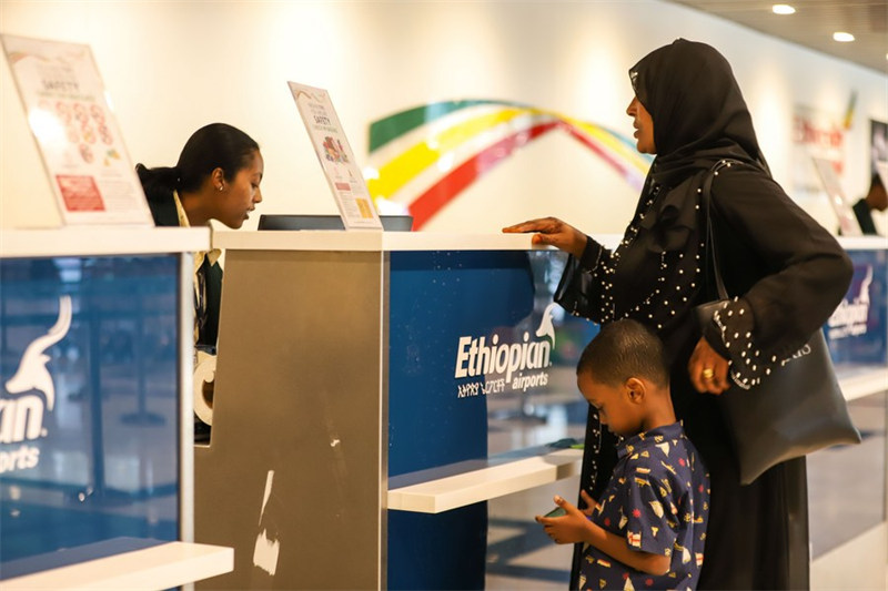 Watu wakifanya ukaguzi wa tiketi kwenye kituo kipya cha abiria wa ndani katika Uwanja wa Ndege wa Kimataifa wa Bole mjini Addis Ababa, Ethiopia, Mei 18, 2024. (Xinhua/Michael Tewelde)