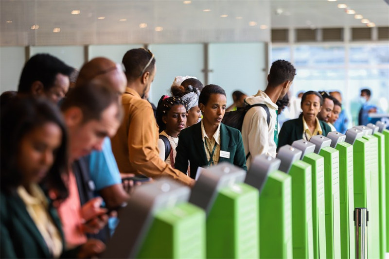Watu wakifanya ukaguzi wa tiketi kwenye kituo kipya cha abiria wa ndani katika Uwanja wa Ndege wa Kimataifa wa Bole mjini Addis Ababa, Ethiopia, Mei 18, 2024. (Xinhua/Michael Tewelde)