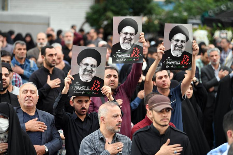 Watu wakiomboleza watu waliokufa kwenye ajali ya helikopta karibu na Kaunti ya Varzaqan, mjini Tehran, Iran, Mei 20, 2024. (Xinhua/Shadati)
