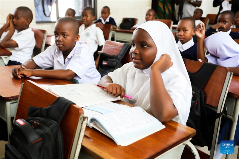 Wanafunzi wa Tanzania wakisikiliza wakati Balozi wa China nchini Tanzania Chen Mingjian akizungumza nao katika Shule ya Msingi ya Urafiki wa China na Africa jijini Dar es Salaam, Tanzania, Mei 20, 2024. (Xinhua/Emmanuel Herman)