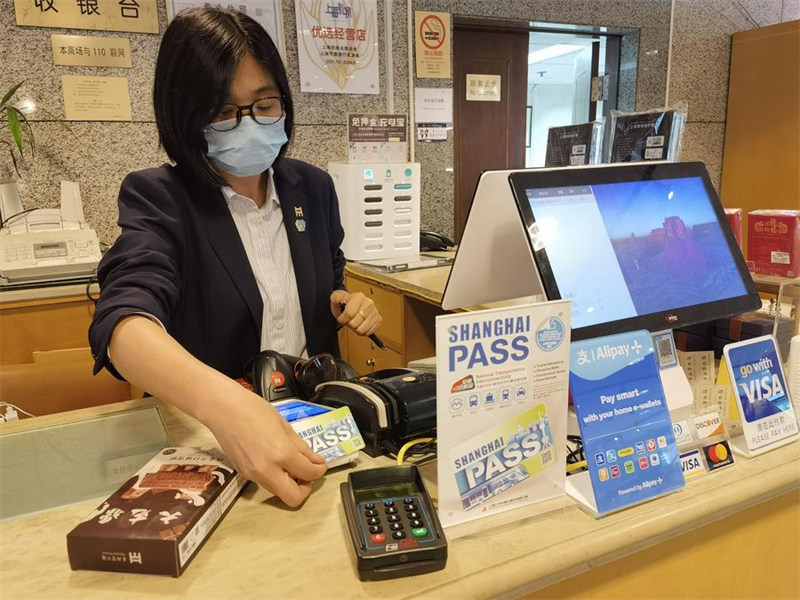 Karani akiandaa malipo kwa kutumia kadi ya kulipia ya Pasi Shanghai kwenye duka la zawadi la Jumba la Makumbusho ya Shanghai, Mashariki mwa China, Mei 22, 2024. (Xinhua/Chen Aiping)