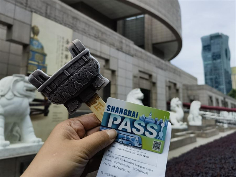 Aiskrimu, kadi ya kulipia ya Pasi Shanghai na risiti ya manunuzi vikionekana pichani kwenye Jumba la Makumbusho ya Shanghai, Mashariki mwa China, Mei 22, 2024. (Xinhua/Chen Aiping)