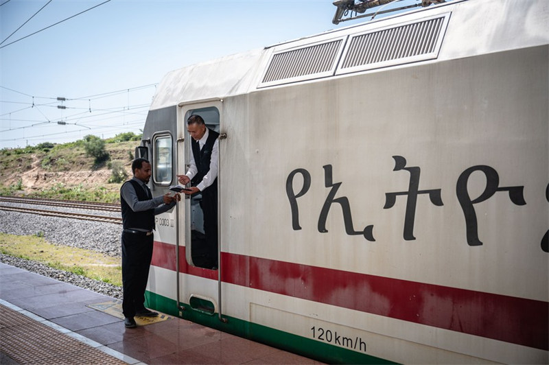Dereva wa treni wa Ethiopia akipokea daftari dogo kutoka kwa mtangulizi wake Mchina kwenye Stesheni ya Reli ya Adama, Ethiopia, Septemba 9, 2023. (Xinhua/Wang Guansen)