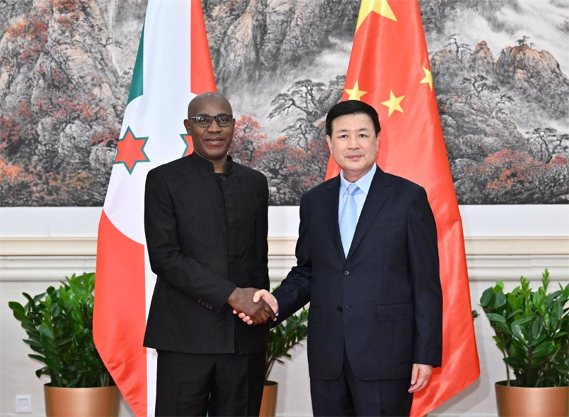 Waziri wa Usalama wa Umma wa China, Wang Xiaohong akikutana na Martin Niteretse, waziri wa mambo ya ndani, maendeleo ya jamii na usalama wa umma wa Burundi, mjini Beijing, China, Mei 22, 2024. (Xinhua/Yue Yuewei)
