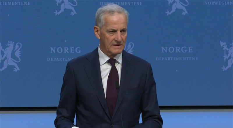Picha hii iliyopigwa kwenye skrini ya video iliyotolewa na Serikali ya Norway inamuonyesha Waziri Mkuu wa Norway Jonas Gahr Store akihudhuria mkutano na waandishi wa habari huko Oslo, mji mkuu wa Norway, Mei 22, 2024. (Serikali ya Norway/ Xinhua)