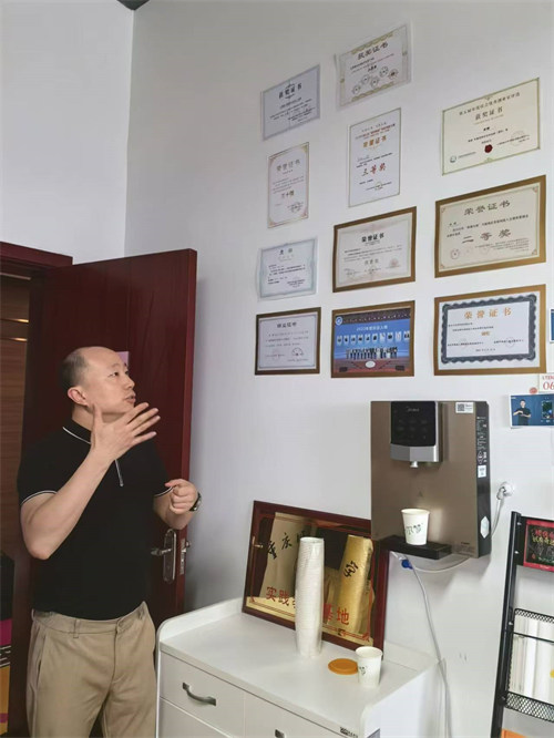 Mjasiriamali wa Chongqing awapa watu wenye ulemavu wa kusikia uwezo wa kuwasiliana vyema na dunia
