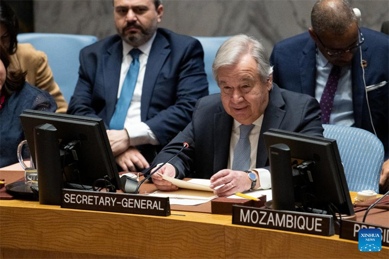 Katibu Mkuu wa Umoja wa Mataifa, (UN) Antonio Guterres (Mbele) akiongea katika mkutano wa baraza la usalama kwenye makao makuu ya UN huko New York, Mei 23, 2024. (Manuel Elias/Picha ya UN / Xinhua)