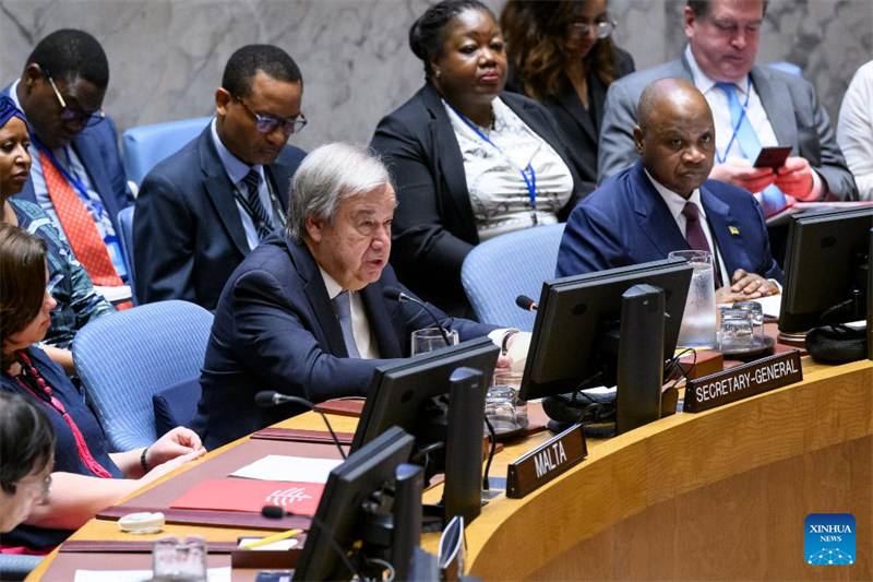 Katibu Mkuu wa Umoja wa Mataifa, (UN) Antonio Guterres (Katikatie) akiongea katika mkutano wa baraza la usalama kwenye makao makuu ya UN huko New York, Mei 23, 2024. (Manuel Elias/Picha ya UN / Xinhua)