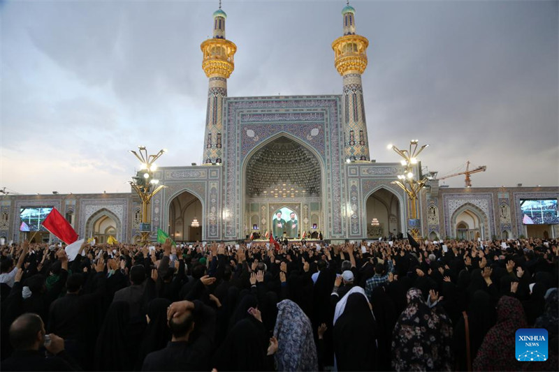 Watu wakimwomboleza hayati Rais wa Iran Ebrahim Raisi kwenye madhabahu takatifu ya Imam Reza huko Mashhad, Kaskazini Mashariki mwa Iran, Mei 23, 2024. (Xinhua)