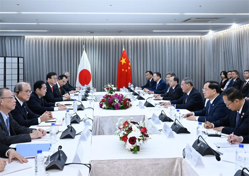 Waziri Mkuu wa China Li Qiang akikutana na Waziri Mkuu wa Japan Fumio Kishida pembezoni mwa Mkutano wa tisa wa Kilele wa Pande Tatu kati ya China, Japan na Jamhuri ya Korea, mjini Seoul, Korea Kusini, Mei 26, 2024. (Xinhua/Liu Bin)