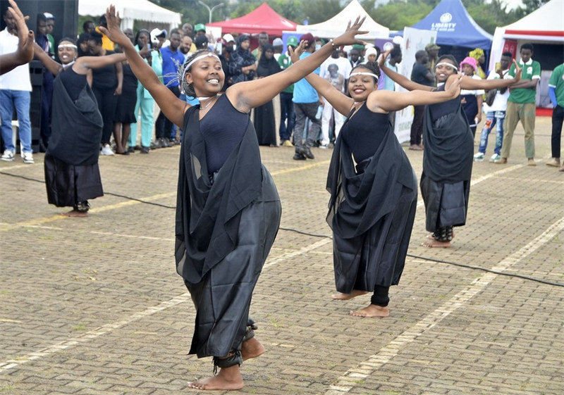 Watu kutoka Rwanda wakicheza ngoma kwenye hafla ya kuadhimisha Siku ya Afrika mjini Kampala, Uganda, Mei 25, 2024. (Picha na Nicholas Kajoba/Xinhua)