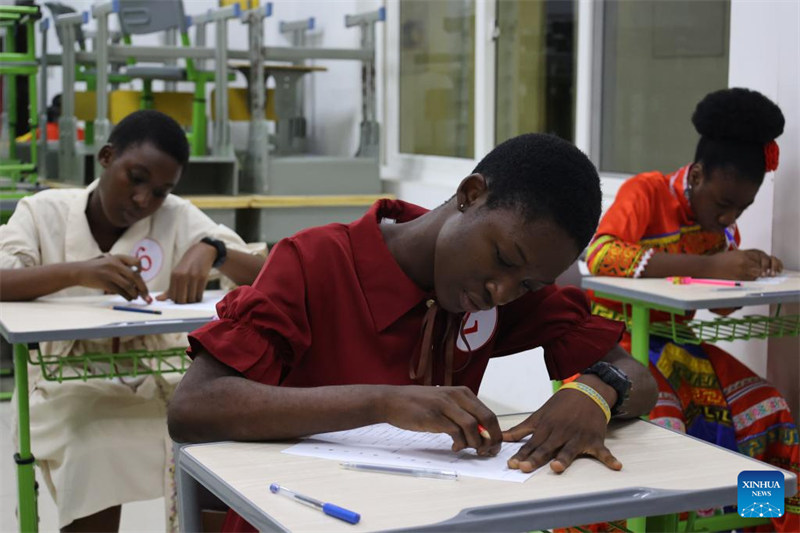 Watu wakishiriki kwenye mtihani wa maandishi wa mashindano ya 17 ya "Daraja la Lugha ya Kichina", ambayo ni mashindano ya lugha ya Kichina kwa wanafunzi wa shule za sekondari za nchi za kigeni, mjini Accra, Ghana, Mei 24, 2024. (Picha na Seth/Xinhua)