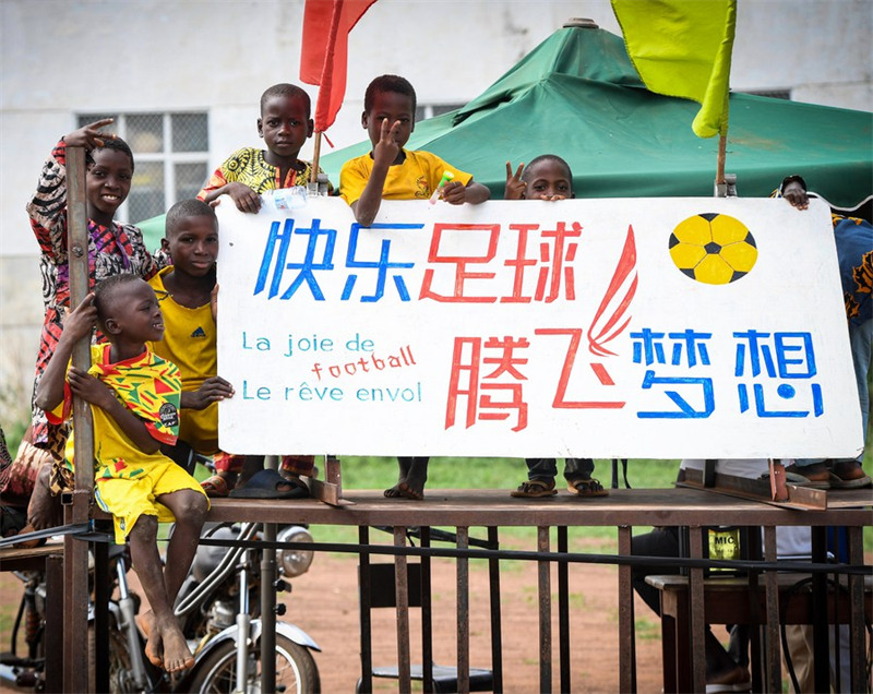 Ligi Kuu ya Kijiji ya China yakita mizizi kwenye viwanja vya mpira wa miguu nchini Benin