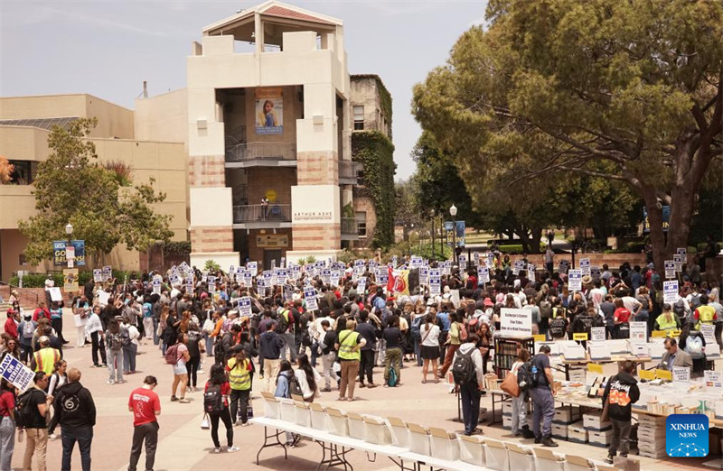 Wafanyakazi wa taaluma wakiandamana katika Chuo Kikuu cha California (UC), Los Angeles, California, Marekani, Mei 28, 2024. (Picha na Zeng Hui/Xinhua)