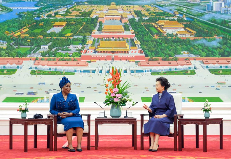 Peng Liyuan, Mke wa Rais wa China Xi Jinping  na Constancia Mangue de Obiang， Mke wa Rais wa Guinea ya Ikweta wanaongea huku wakikunywa chai mjini Beijing, China, Mei 28, 2024. (Xinhua/Ding Lin)