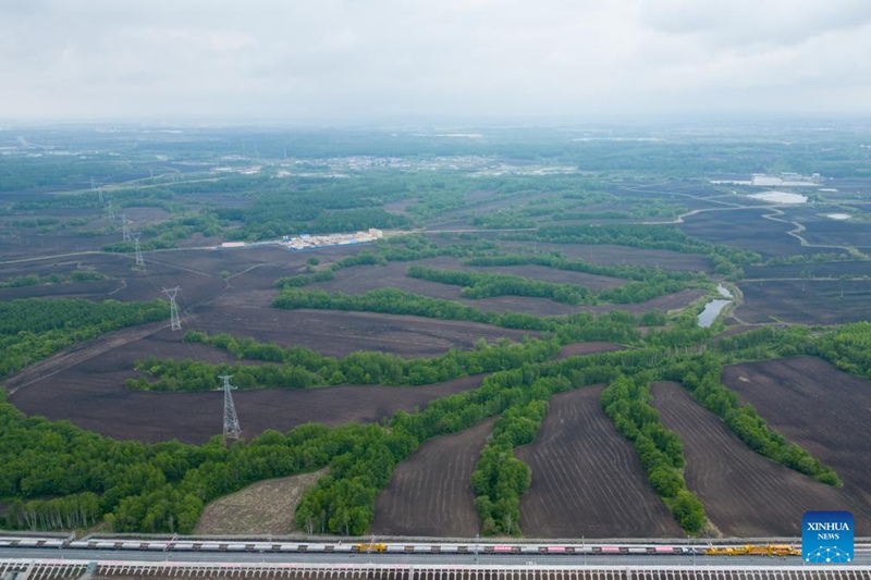Picha ya droni ikionyesha eneo la ujenzi wa sehemu ya kutoka Tieli hadi Yichun ya reli ya mwendo kasi ya Harbin-Yichun Mkoa wa Heilongjiang, Kaskazini Mashariki mwa China, Mei 28, 2024. (Xinhua/Zhang Tao)