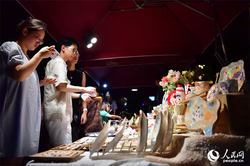 Soko la Ubunifu la Mji wa Jingdezhen katika Mkoa wa Jiangxi, China lawa maarufu