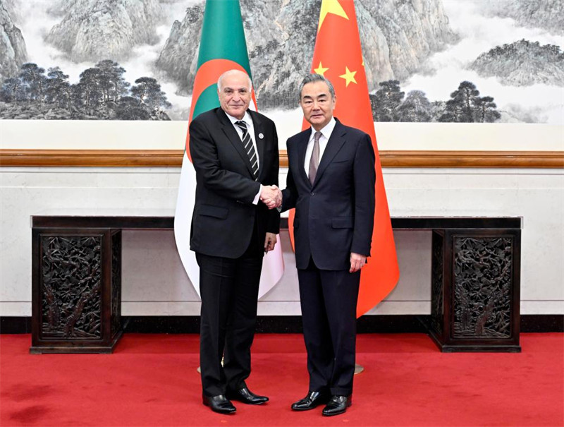Waziri wa Mambo ya Nje wa China Wang Yi, ambaye pia ni mjumbe wa Ofisi ya Siasa ya Kamati Kuu ya Chama cha Kikomunisti cha China (CPC), akikutana na Waziri wa Mambo ya Nje wa Algeria Ahmed Attaf, ambaye yuko nchini China kwa mkutano wa 10 wa mawaziri wa Baraza la Ushirikiano kati ya China na Nchi za Kiarabu, mjini Beijing, China, Mei 29, 2024. (Xinhua/Yin Bogu)
