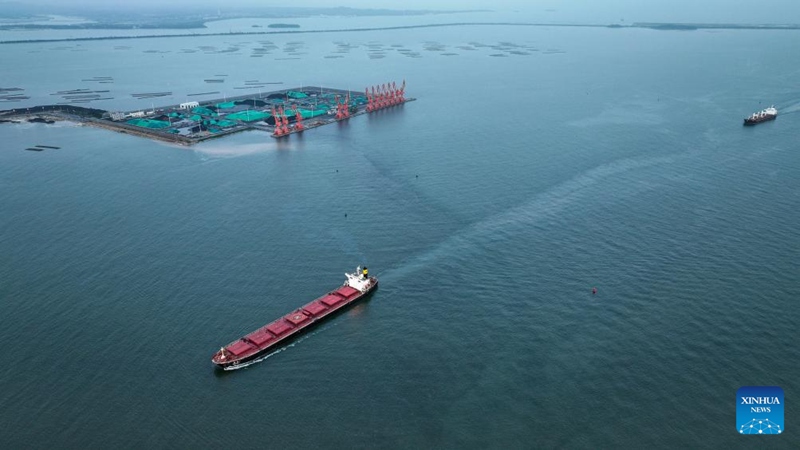 Picha ikionyesha meli ikisafiri kuelekea Bandari ya Qinzhou katika Mji wa Qinzhou, Mkoa unaojiendesha wa Kabila la Wazhuang wa Guangxi, Kusini mwa China, Mei 9, 2024. (Xinhua/Zhang Ailin)