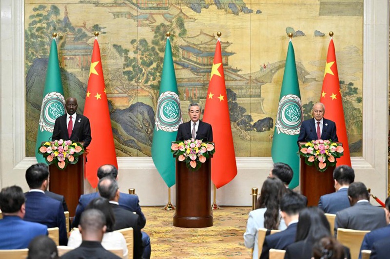 Waziri wa Mambo ya Nje wa China Wang Yi, ambaye pia ni Mjumbe wa Ofisi ya Siasa ya Kamati Kuu ya Chama cha Kikomunisti cha China (CPC), Mohamed Salem Ould Merzouk, Waziri wa Mambo ya Nje na Ushirikiano wa Mauritania, na Ahmed Aboul-Gheit, Katibu Mkuu wa Jumuiya ya Nchi za Kiarabu, wakikutana na waandishi wa habari baada ya mkutano wa 10 wa mawaziri wa Jukwaa la Ushirikiano kati ya China na Nchi za Kiarabu, mjini Beijing, China, Mei 30, 2024. (Xinhua/Yin Bogu)