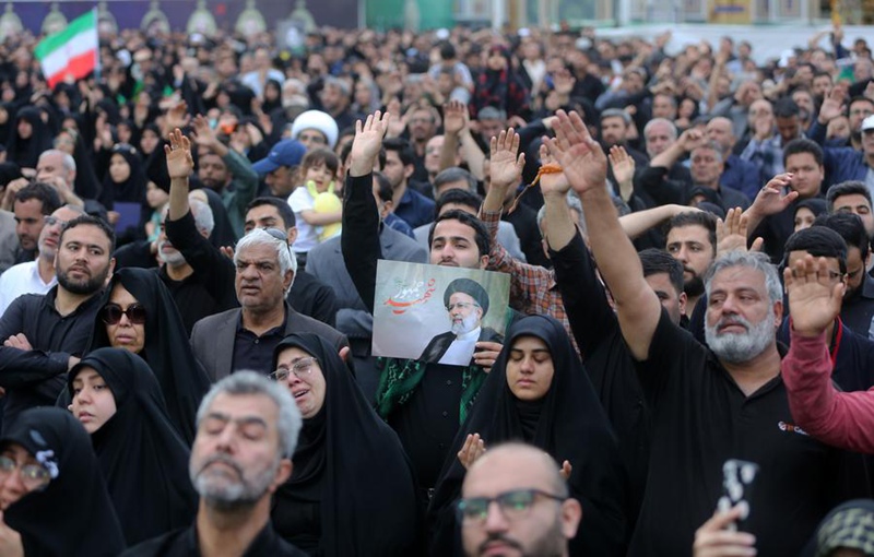 Watu wakiomboleza kifo cha Rais wa Iran Ebrahim Raisi kwenye madhabahu takatifu ya Imam Reza huko Mashhad, Kaskazini Mashariki mwa Iran, Mei 23, 2024. (Xinhua)