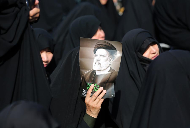 Watu wakiomboleza kifo cha Rais wa Iran Ebrahim Raisi kwenye madhabahu takatifu ya Imam Reza huko Mashhad, Kaskazini Mashariki mwa Iran, Mei 23, 2024. (Xinhua)