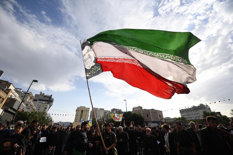 Watu wakiomboleza kifo cha Rais wa Iran Ebrahim Raisi huko Mashhad, Kaskazini Mashariki mwa Iran, Mei 23, 2024. (Xinhua)