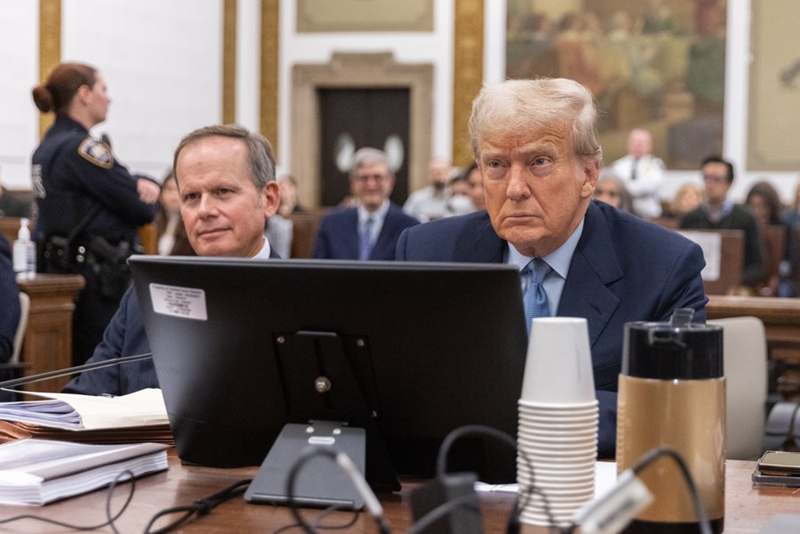 Rais wa zamani wa Marekani, Donald Trump (Kulia, Mbele) akiwa ameketi kwenye mahakama wakati wa kesi yake ya ulaghai wa kiraia katika Mahakama Kuu ya Jimbo la New York Marekani, Oktoba 18, 2023. (Jeenah Moon/ Xinhua)