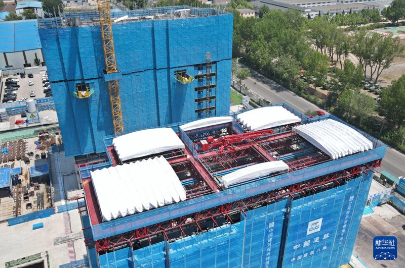 Mfumo wa roboti ya kujenga majengo ya makazi wa “Tianchan” ukitumika kwenye mradi wa kuboresha mtaa wa makazi duni wa Mji wa Jiaozhou wa Qingdao, China. (Picha imepigwa tarehe 29, Mei)