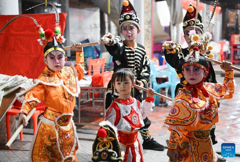 Zhuang Enqi (Katikati, mbele) akifanya mazoezi ya kucheza ngoma ya Yingge na kikundi cha Kijiji cha Yujiao cha Tarafa ya Guiyu ya Mji wa Shantou, Mkoa wa Guangdong, Kusini mwa China, Mei 29, 2024. (Xinhua/Deng Hua)