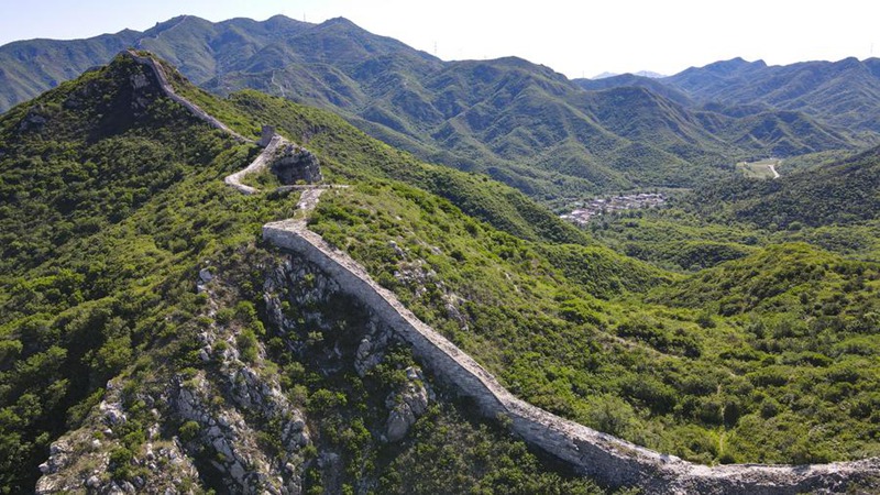 Picha iliyopigwa tarehe 1 Juni 2024 ikionyesha Ukuta Mkuu na Kijiji cha Shixia katika Eneo la Yanqing la Beijing, Mji Mkuu wa China. (Xinhua/Chen Zhonghao)