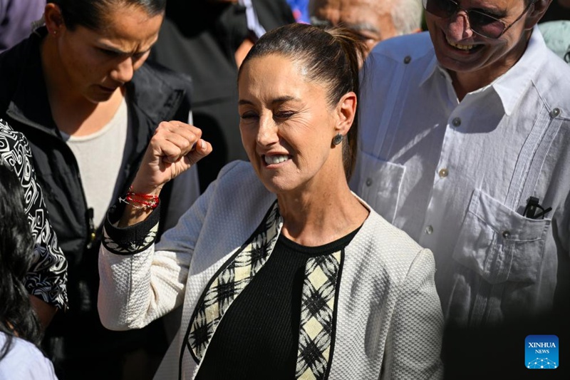 Claudia Sheinbaum akionyesha ishara kwa umati wa watu kwenye kituo cha kupigia kura huko San Andres Totoltepec, Mexico City, Mexico, Juni 2, 2024. (Xinhua/Li Muzi)