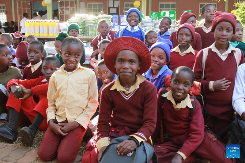Watoto wakishiriki kwenye hafla ya makabidhiano ya zawadi za msaada  kwa Mfuko wa Dzikwa Trust Fund mjini Harare, Zimbabwe, tarehe 3 Juni 2024. Xinhua/Tafara Mugwara)