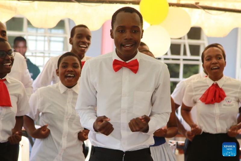 Watoto  wakicheza ngoma kwenye hafla ya makabidhiano ya zawadi za msaada kwa   Mfuko wa Dzikwa Trust Fund mjini Harare, Zimbabwe, tarehe 3 Juni 2024. Xinhua/Tafara Mugwara)