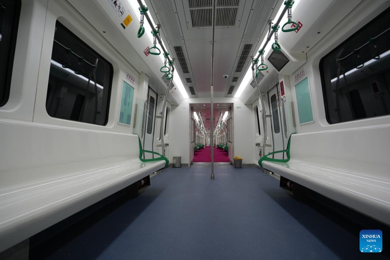 Picha iliyopigwa Mei 28, 2024 ikionyesha eneo la ndani la treni ya umeme iliyotengenezwa na China mjini Abuja, Nigeria. (Xinhua/Yang Zhe)