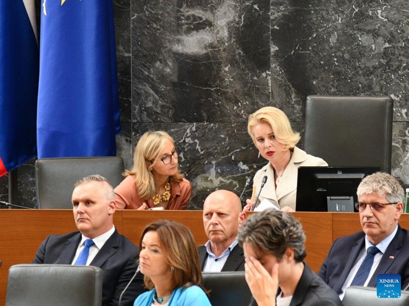 Spika wa Bunge la Slovenia, Urska Klakocar Zupancic (Kulia, Nyuma) akihudhuria kikao cha bunge mahsusi kwa ajili ya kuitambua Palestina mjini Ljubljana, Slovenia, tarehe 4 Juni 2024. (Bozidar Kolar/STA/ Xinhua)