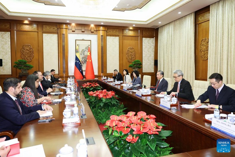 Waziri wa Mambo ya Nje wa China Wang Yi, ambaye pia ni Mjumbe wa Ofisi ya Siasa ya Kamati Kuu ya Chama cha Kikomunisti cha China (CPC), akifanya mazungumzo na Waziri wa Mambo ya Nje wa Venezuela Yvan Gil Pinto mjini Beijing, China, Juni 5, 2024. (Xinhua/Liu Bin)