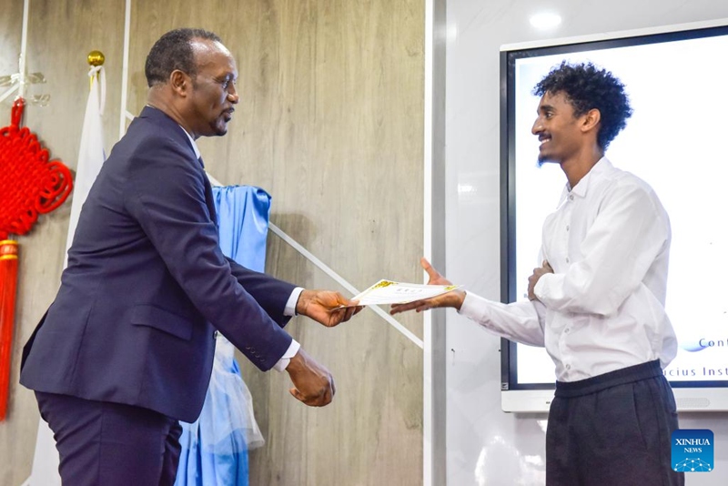 Washiriki wakionesha vyeti vyao baada ya Shindano la Umahiri wa Lugha ya Kichina la "Daraja la Lugha ya Kichina" kwa wanafunzi wa vyuo wa Ethiopia mjini Addis Ababa, Ethiopia, tarehe 5 Juni 2024. (Xinhua/Michael Tewelde)