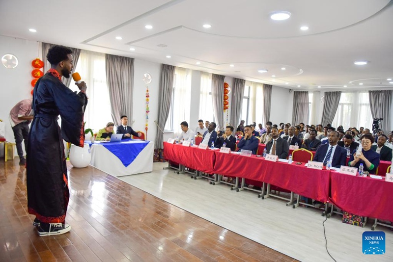 Mshiriki akitumbuiza kwenye Shindano la Umahiri wa Lugha ya Kichina la "Daraja la Lugha ya Kichina" kwa wanafunzi wa vyuo wa Ethiopia mjini Addis Ababa, Ethiopia, tarehe 5 Juni 2024. (Xinhua/Michael Tewelde)